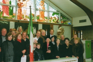 Nella foto: un gruppo di connazionali al termine della S. Messa.